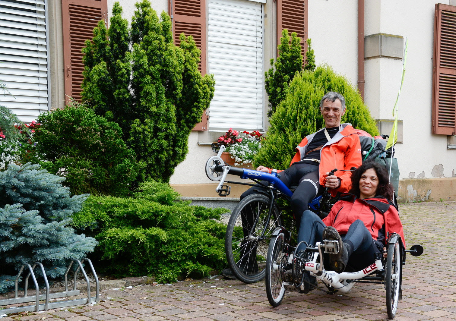 Olivia Chaloin sur son trike ICE VTX et son mari Yves sur un vélo couché