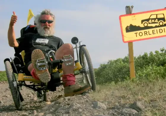 Tricycle AZUB T-Tris jaune sur piste gravel